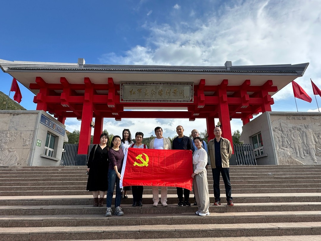 09_主题党日党旗合影